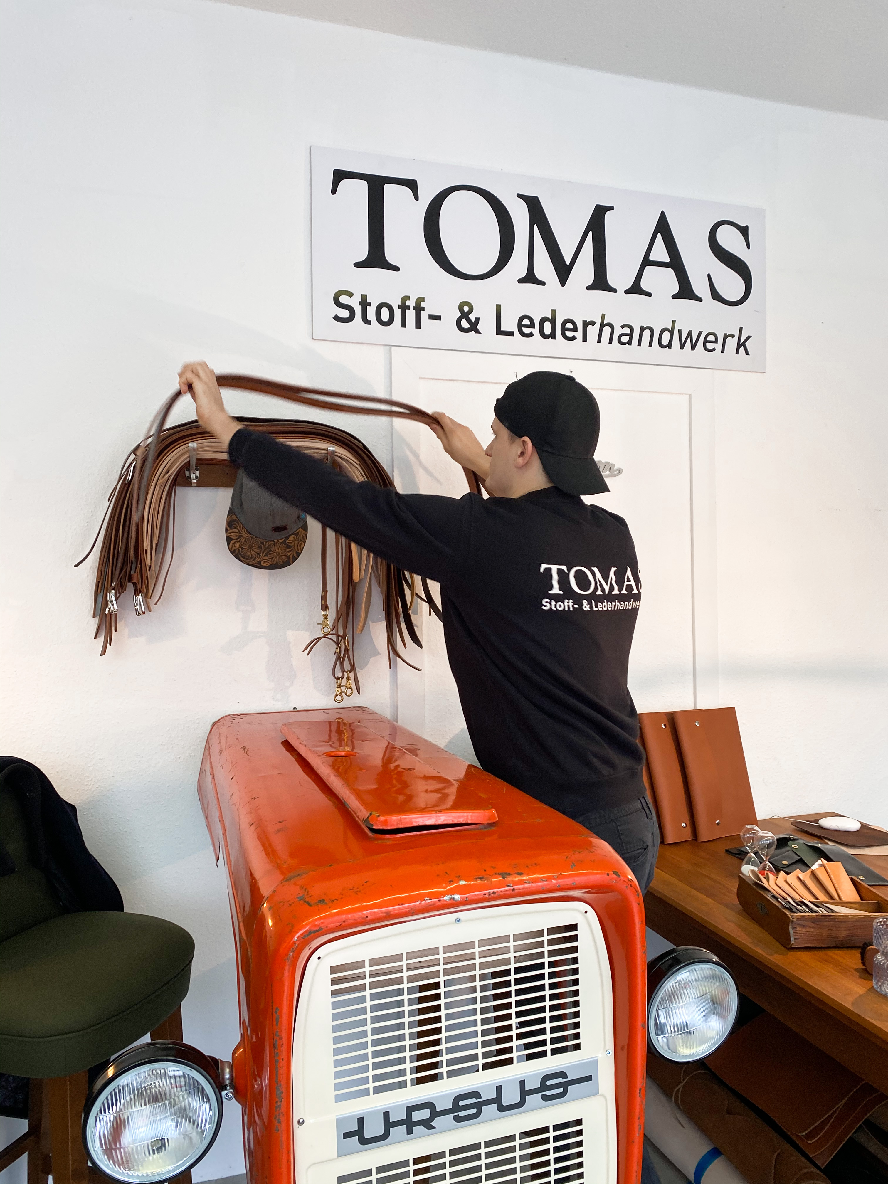 Tomas in der Werkstatt